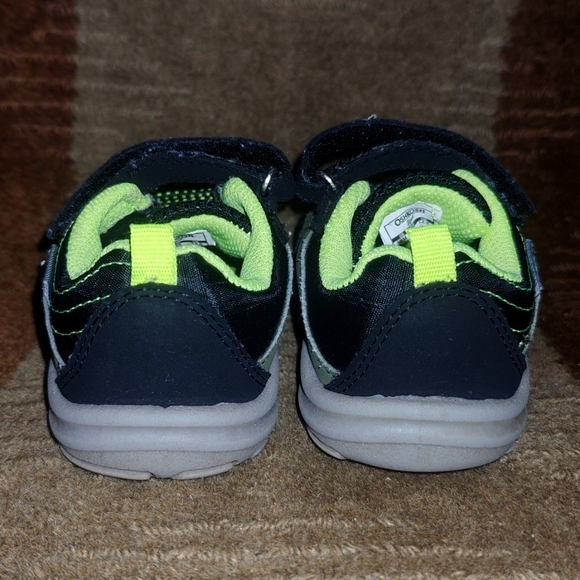 Oshkosh B'gosh toddler size 8 EverPlay sneakers in camo - Picture 6 of 8